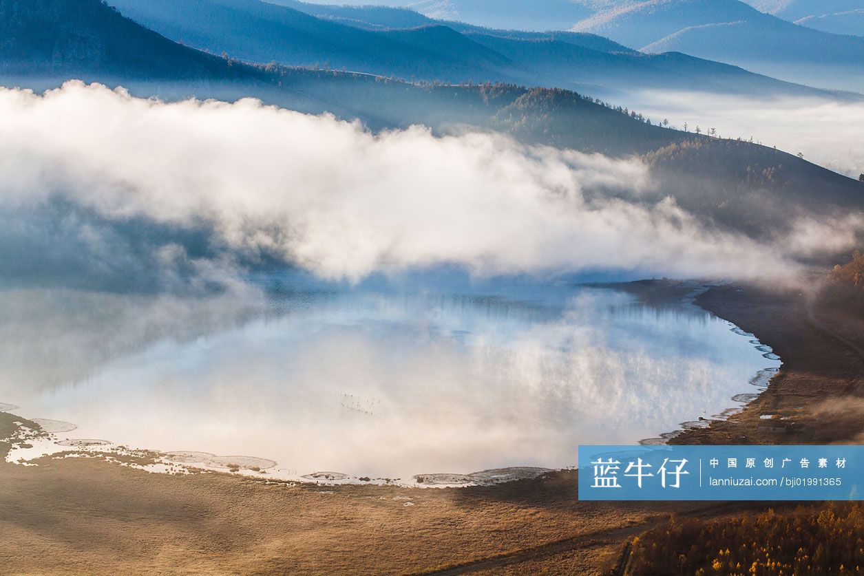 薄雾下的阿尔山自然风景