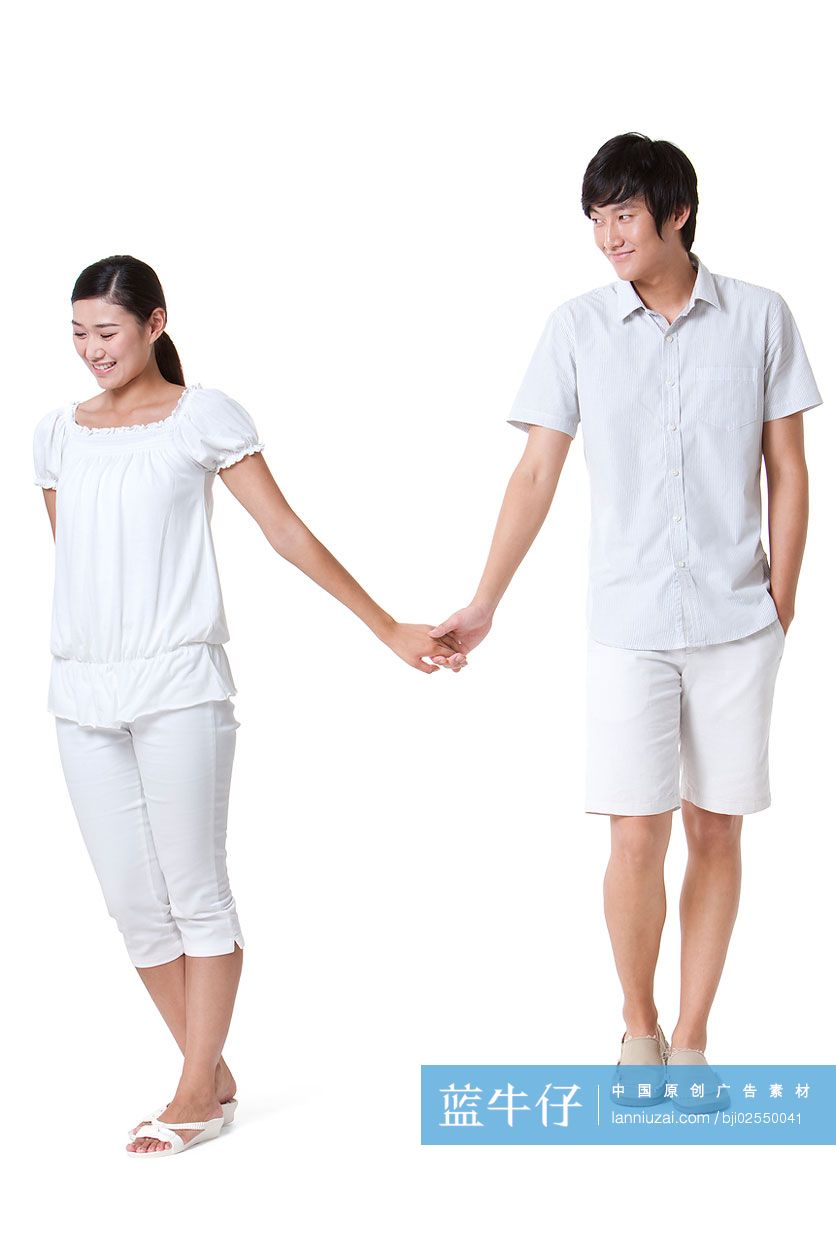 年轻情侣手拉手