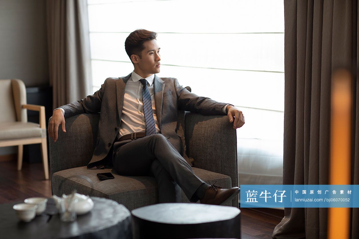 年轻商务男士在酒店房间里-蓝牛仔影像-中国原创广告影像素材
