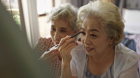 Senior Chinese friends applying makeup at home,4K