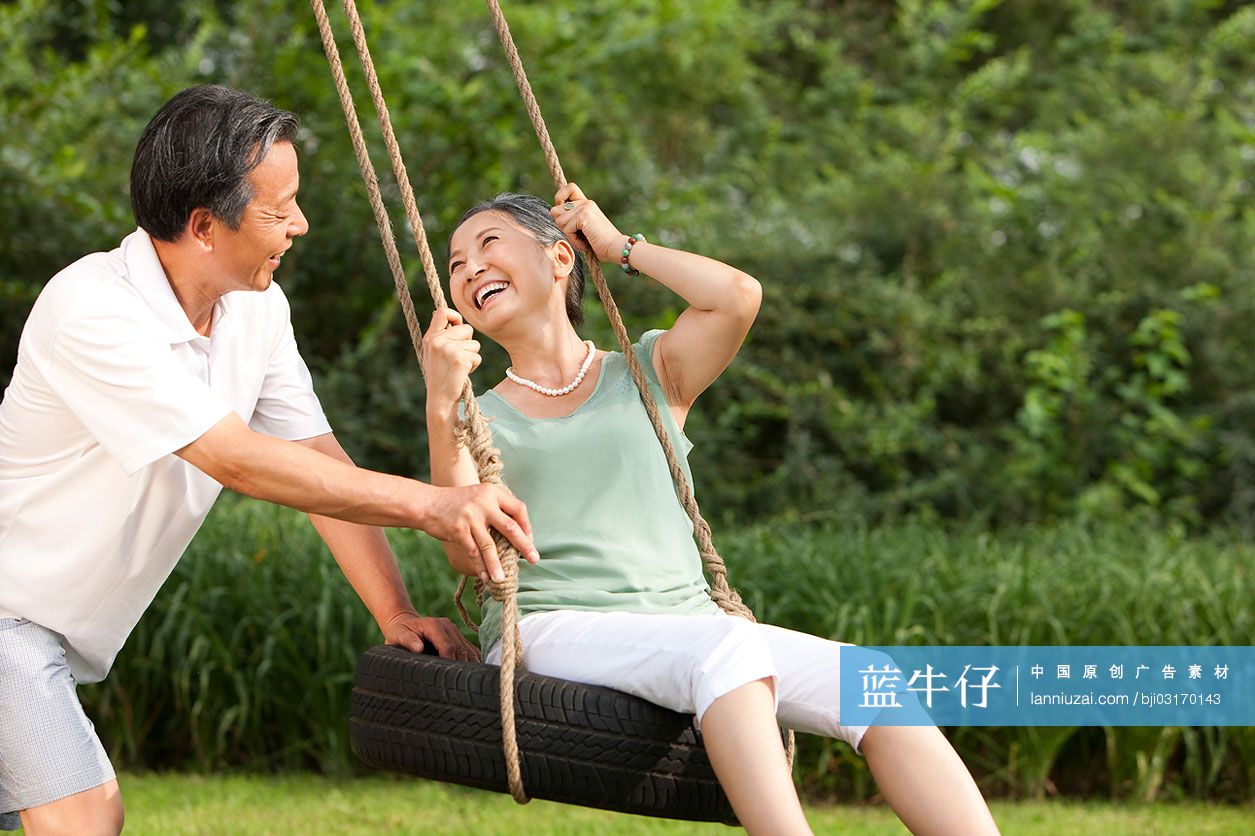 开心老年夫妻荡秋千