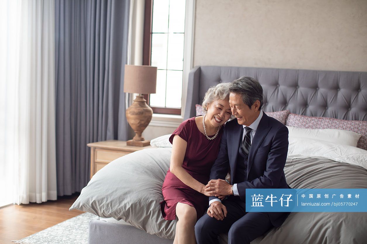 老年夫妇在卧室共享甜蜜时光-蓝牛仔影像-中国原创广告影像素材