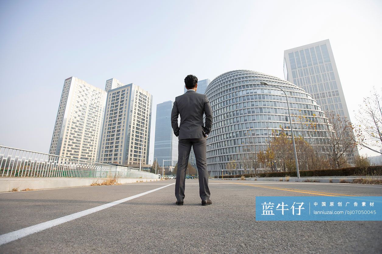 自信的商务男士望向远方