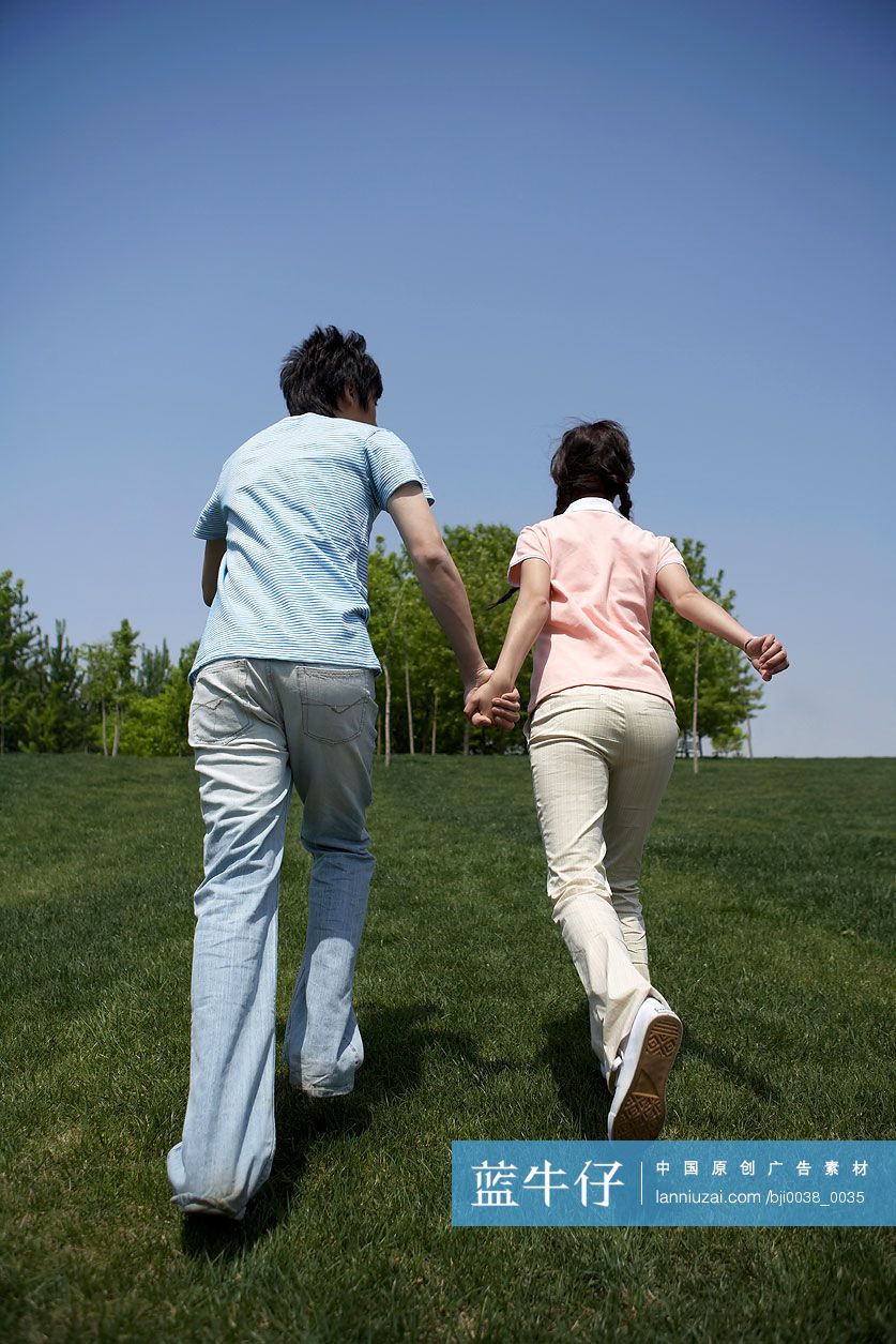 年轻情侣牵手散步