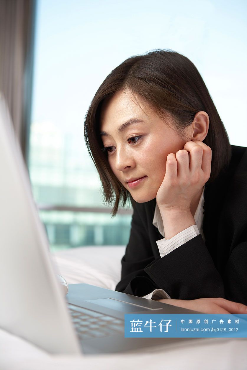 商务女性使用笔记本电脑