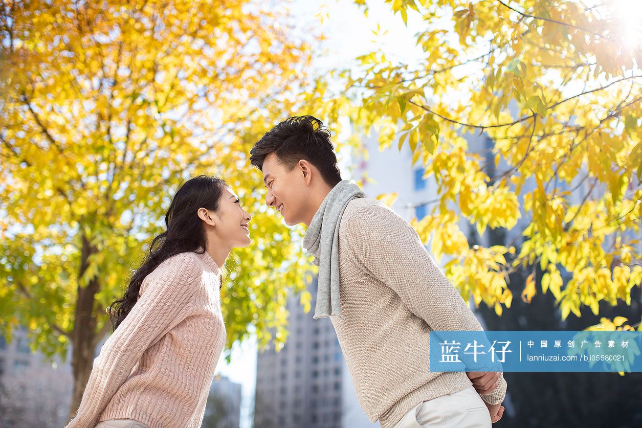 快乐的年轻情侣秋日约会