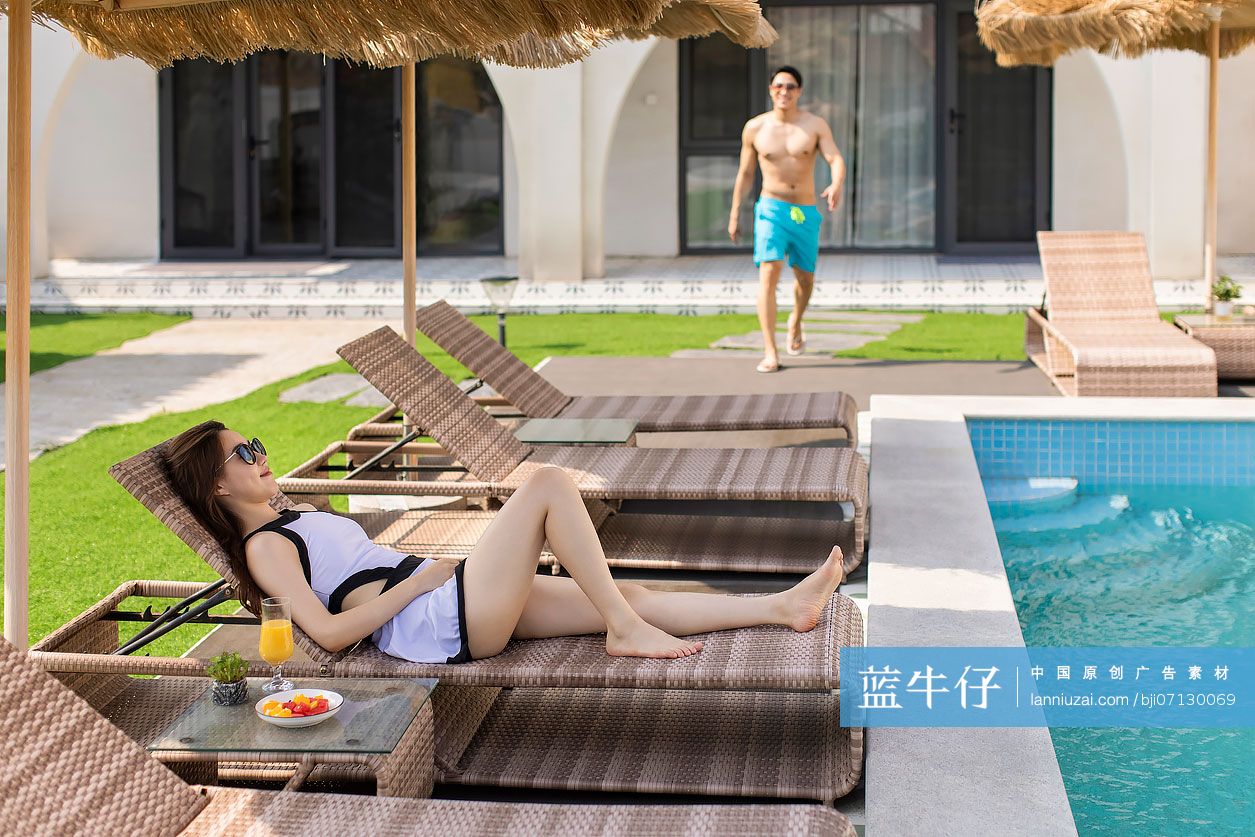 年轻情侣度假放松