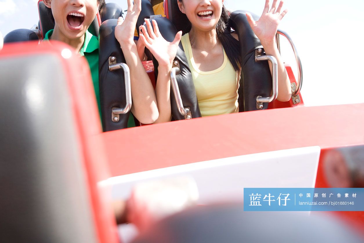 年青情侣玩过山车