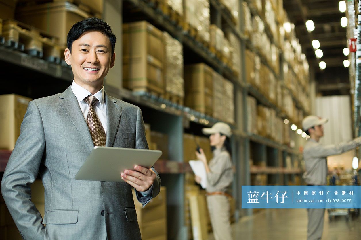 商务男士和平板电脑