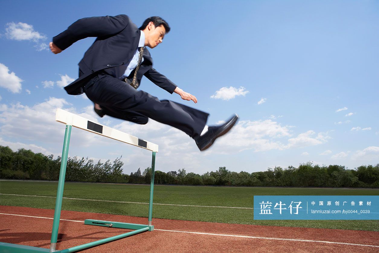商务男士跨栏
