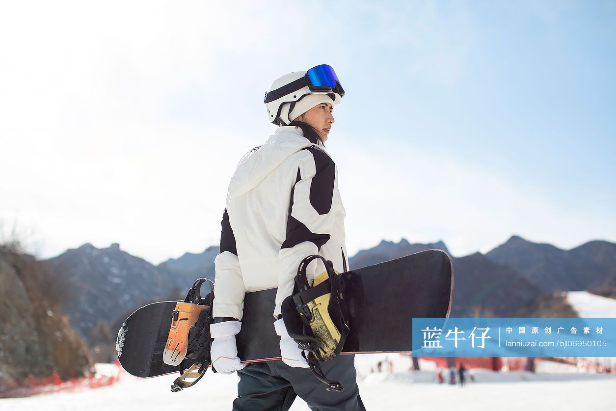 年轻男子在户外滑雪
