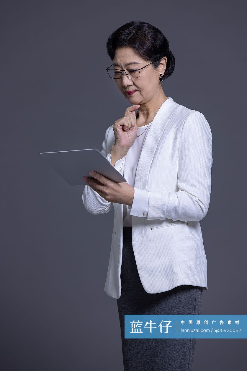 女企业家拿着平板电脑