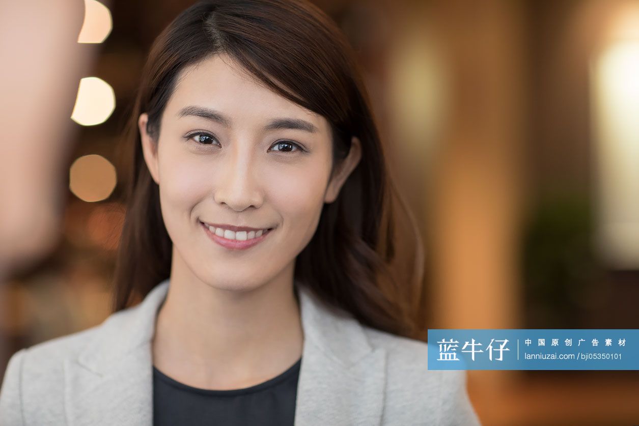 自信的商务女士肖像-蓝牛仔影像-中国原创广告影像素材