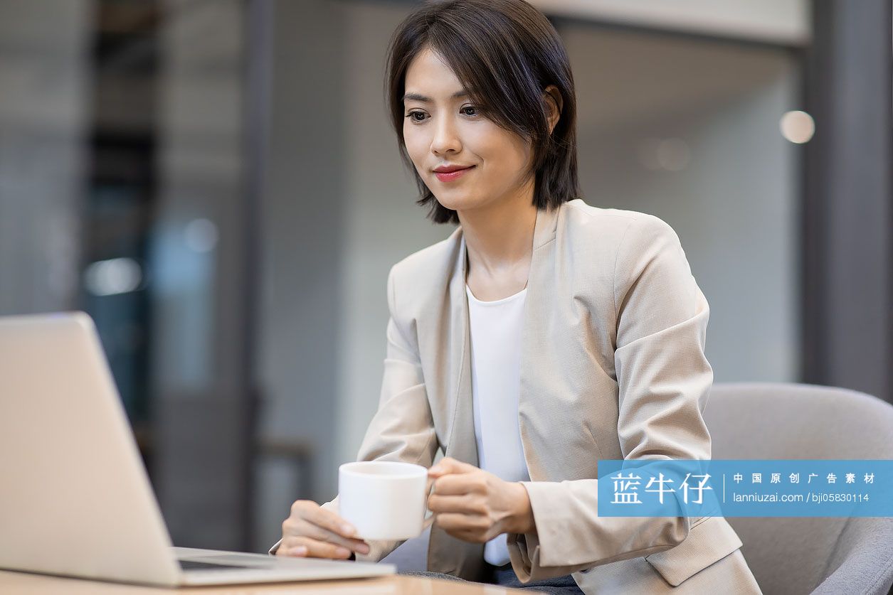 年轻商务女士在办公室使用电脑