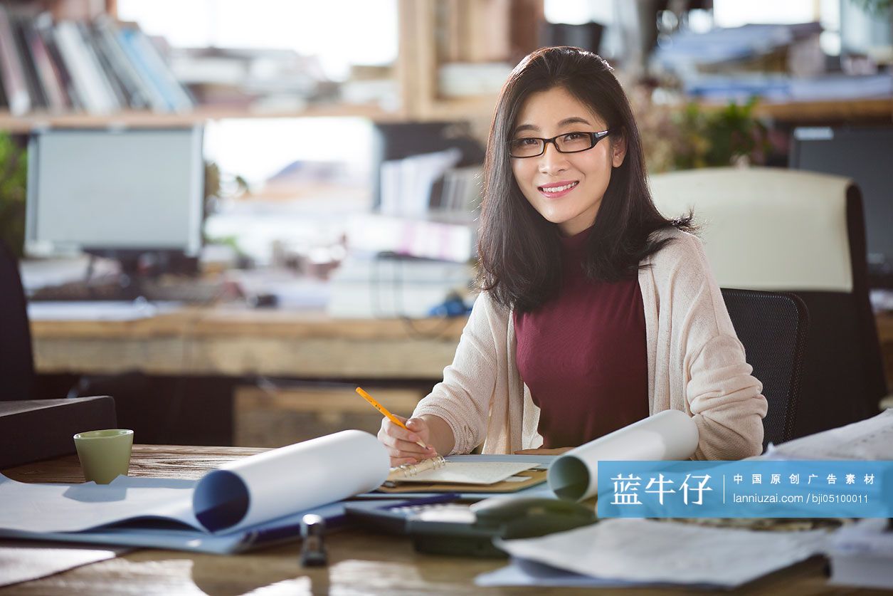 女建筑设计师在办公室工作