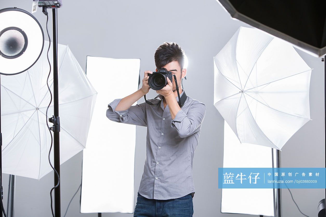 摄影师在影棚里拍照