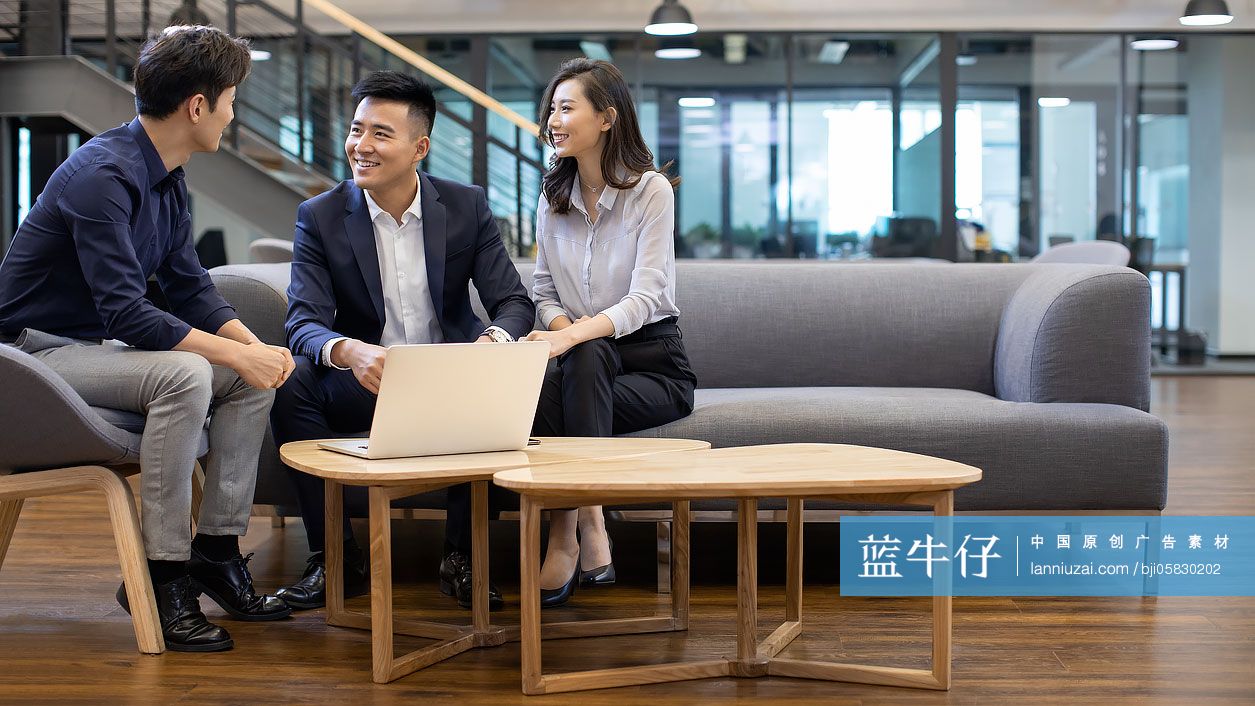 自信的商务人士在办公室讨论