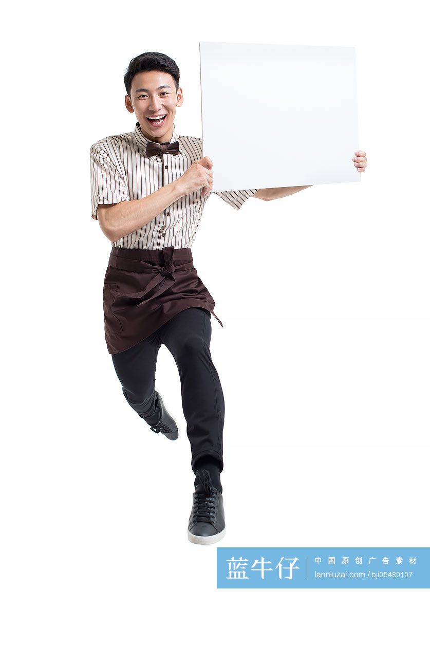 年轻服务员展示白板