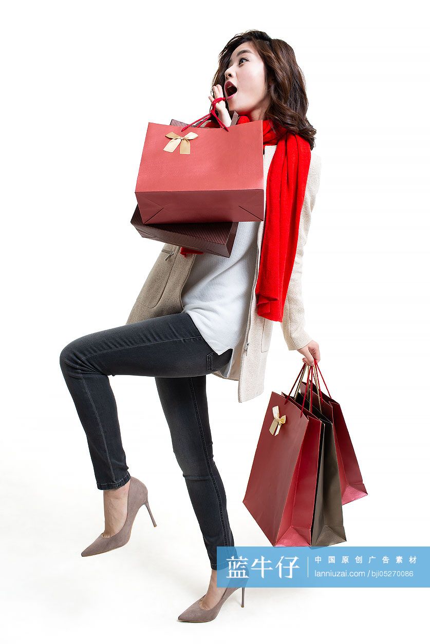 快乐的年轻女士购物