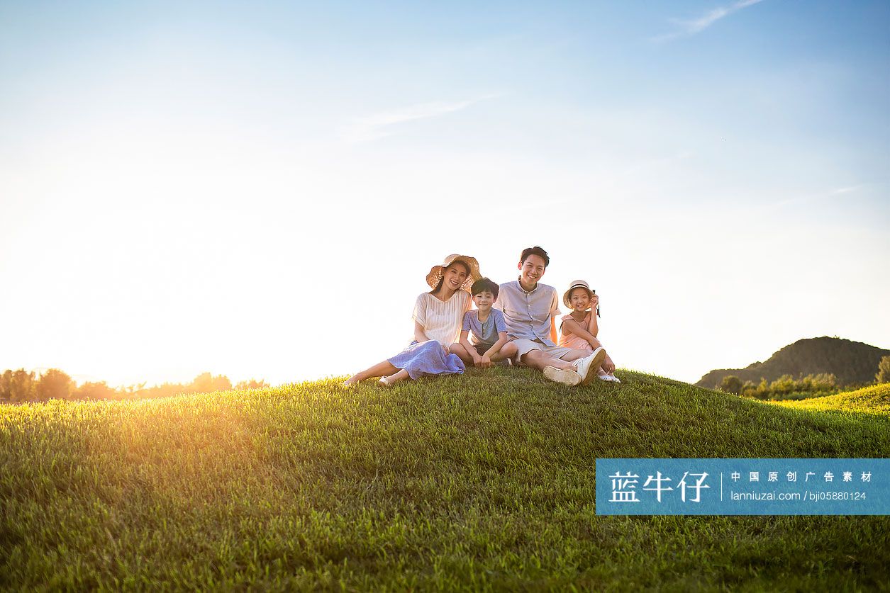 年轻家庭在草地上
