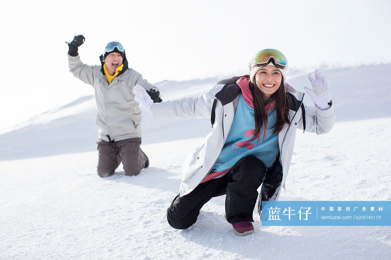 快乐的年轻情侣打雪仗