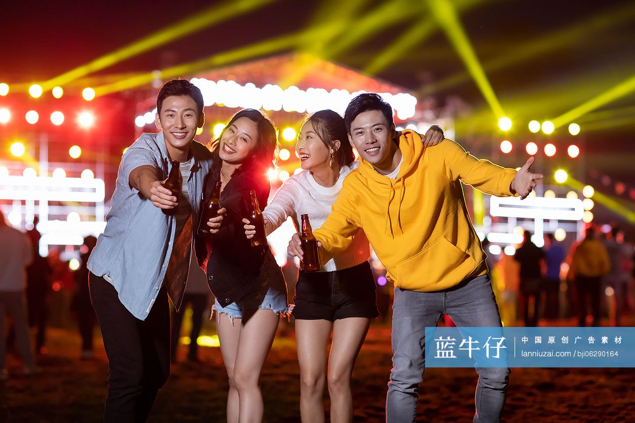 快乐的年轻朋友参加音乐节