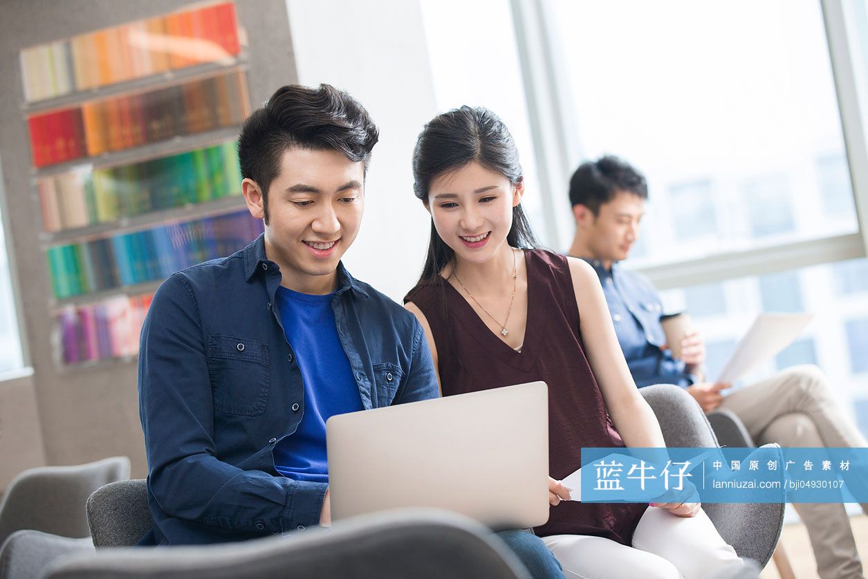 商务人士在办公室讨论工作