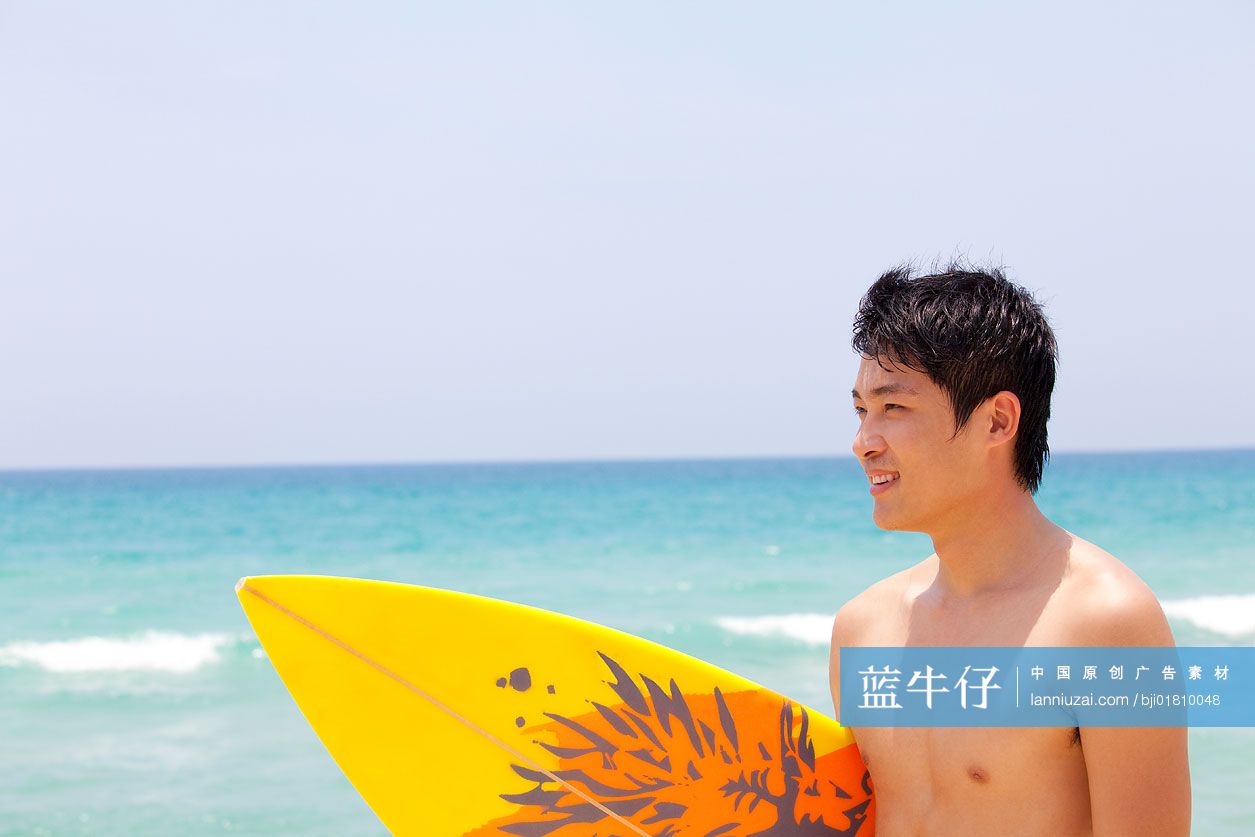 拿着冲浪板的男孩