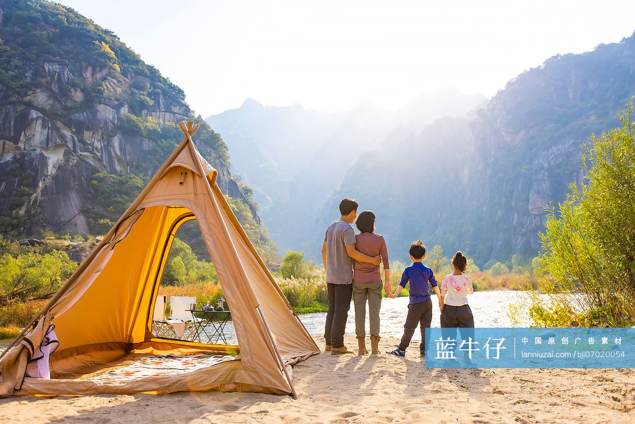 快乐的年轻家庭在户外露营