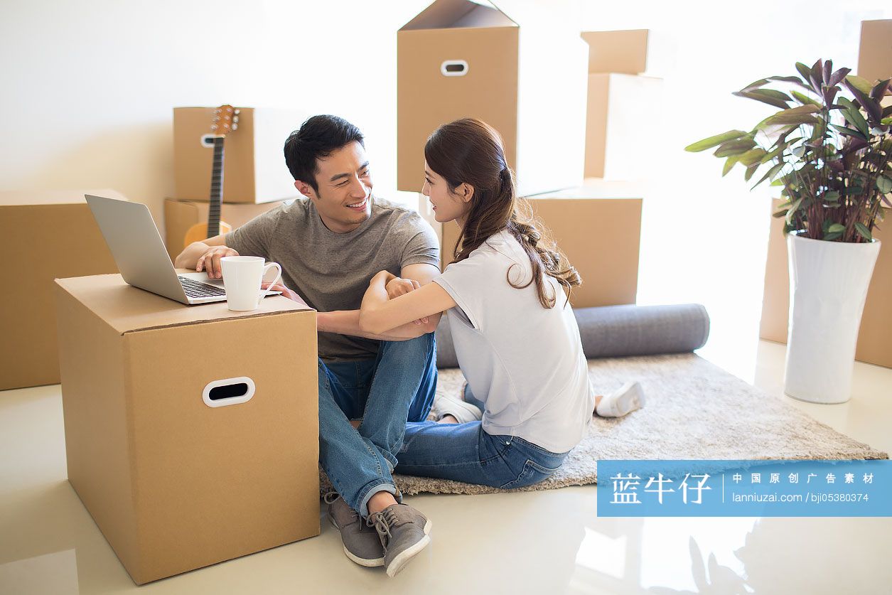 年轻夫妇在新房里使用笔记本电脑-蓝牛仔影像-中国原创广告影像素材