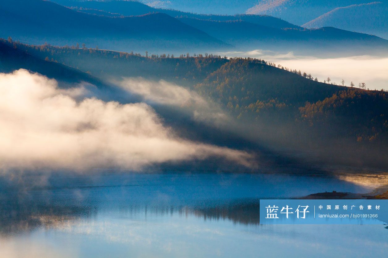 薄雾下的阿尔山自然风景