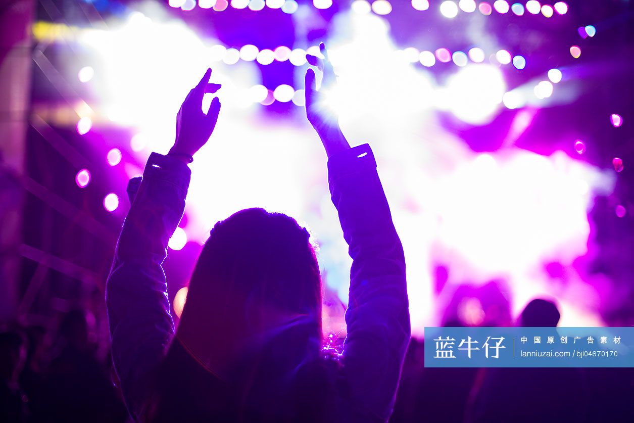 快乐的年轻女子参加音乐节