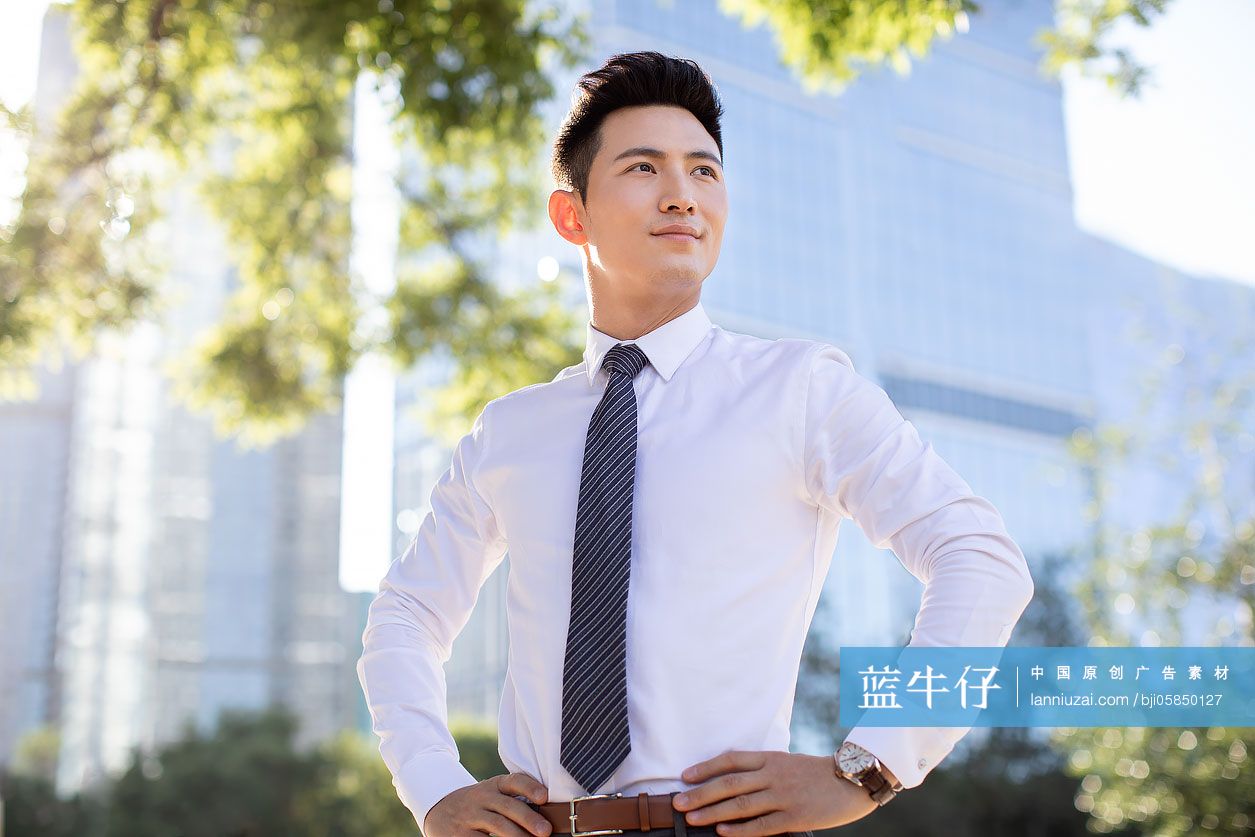 自信的年轻商务男士