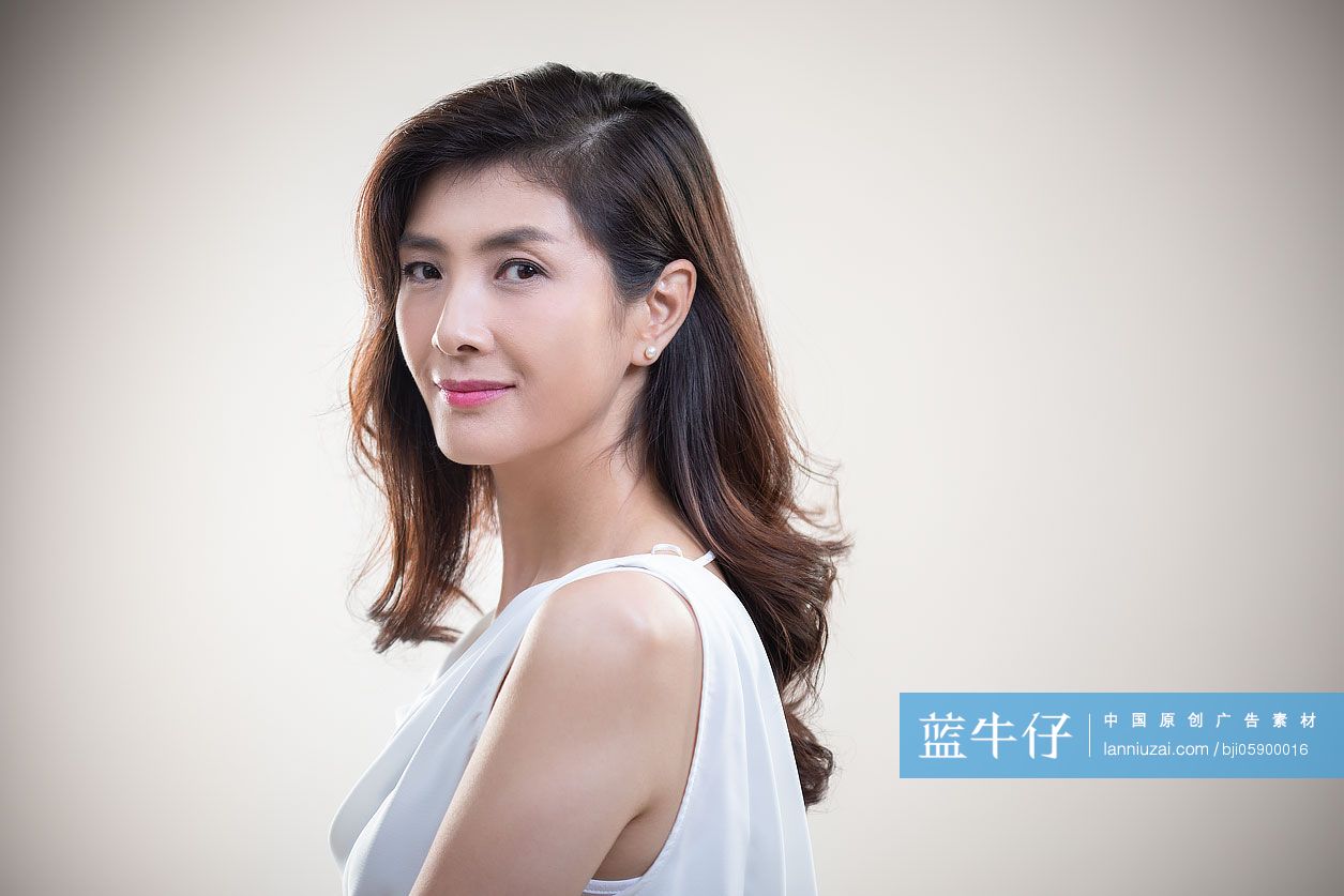 快乐的中年女性肖像