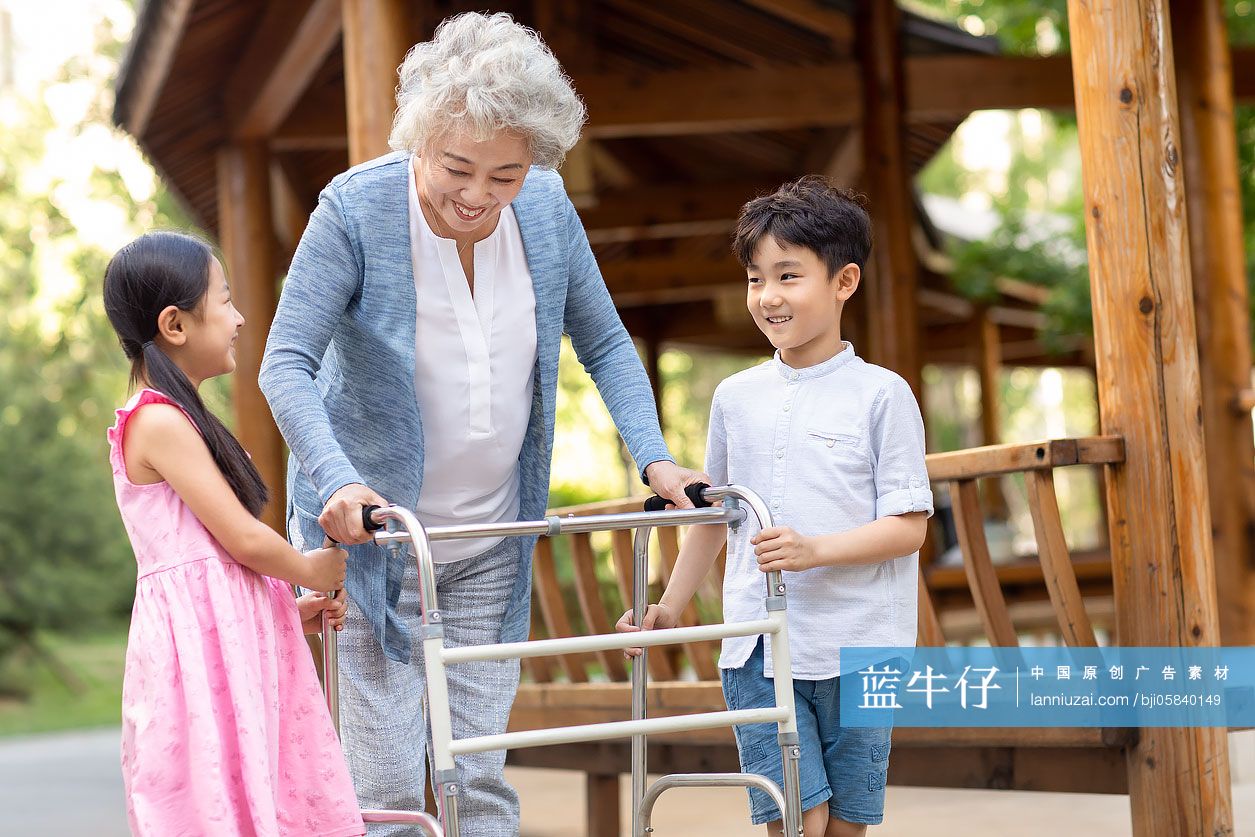 兄妹俩帮助奶奶用助行器走路