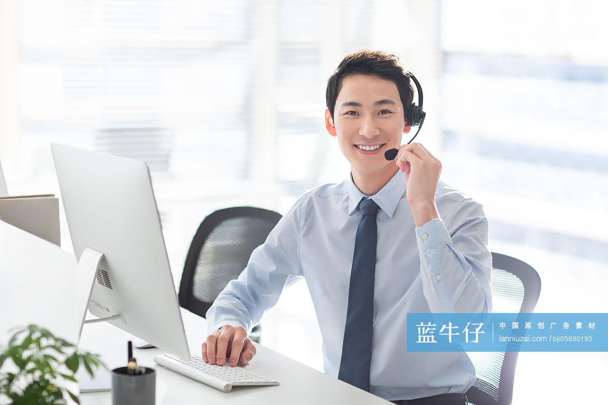 年轻商务男士在办公室工作