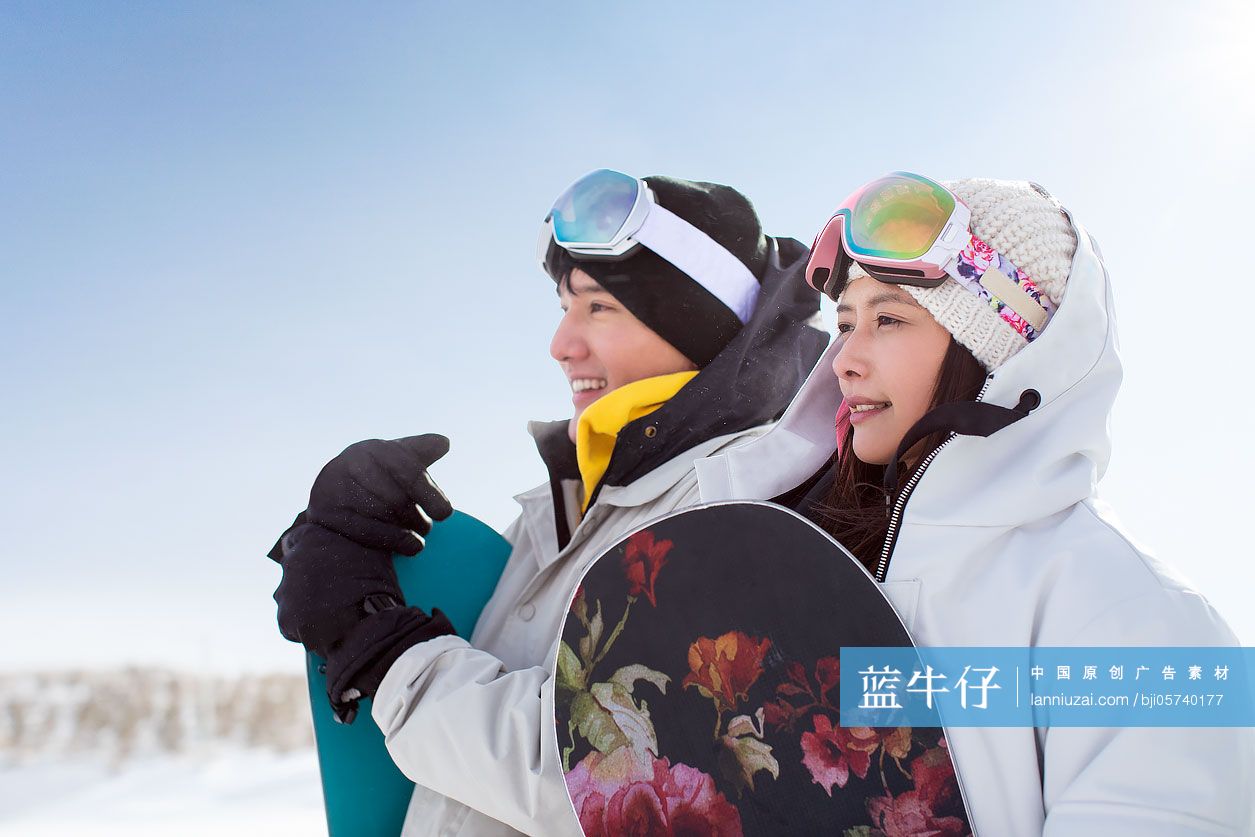 年轻情侣在滑雪场滑雪