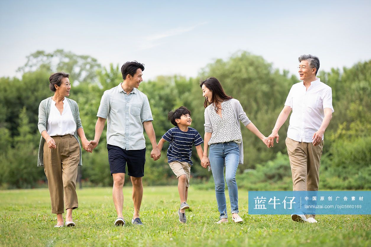 快乐家庭在草地上散步