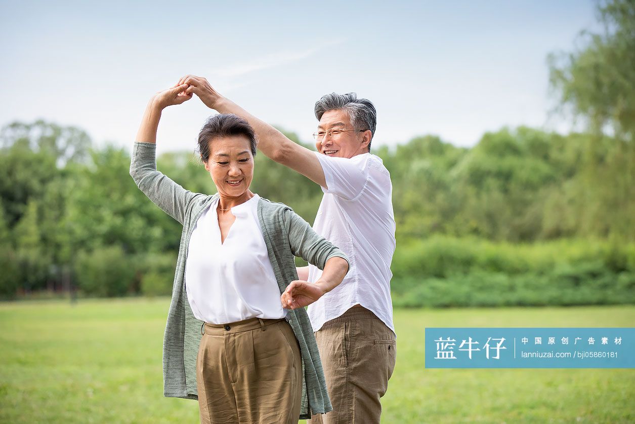 快乐老年夫妇在草地上跳舞-蓝牛仔影像-中国原创广告影像素材