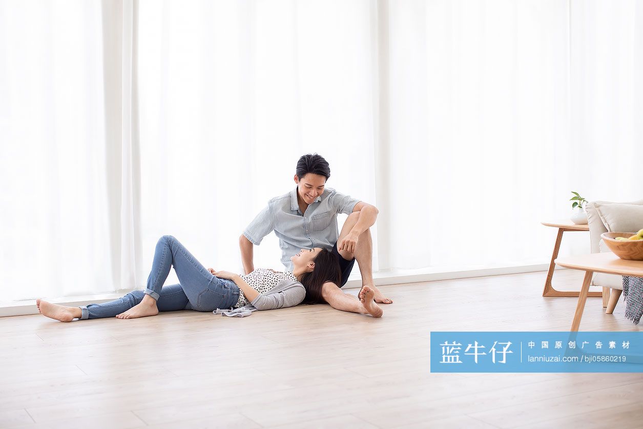 快乐的年轻情侣在客厅-蓝牛仔影像-中国原创广告影像素材
