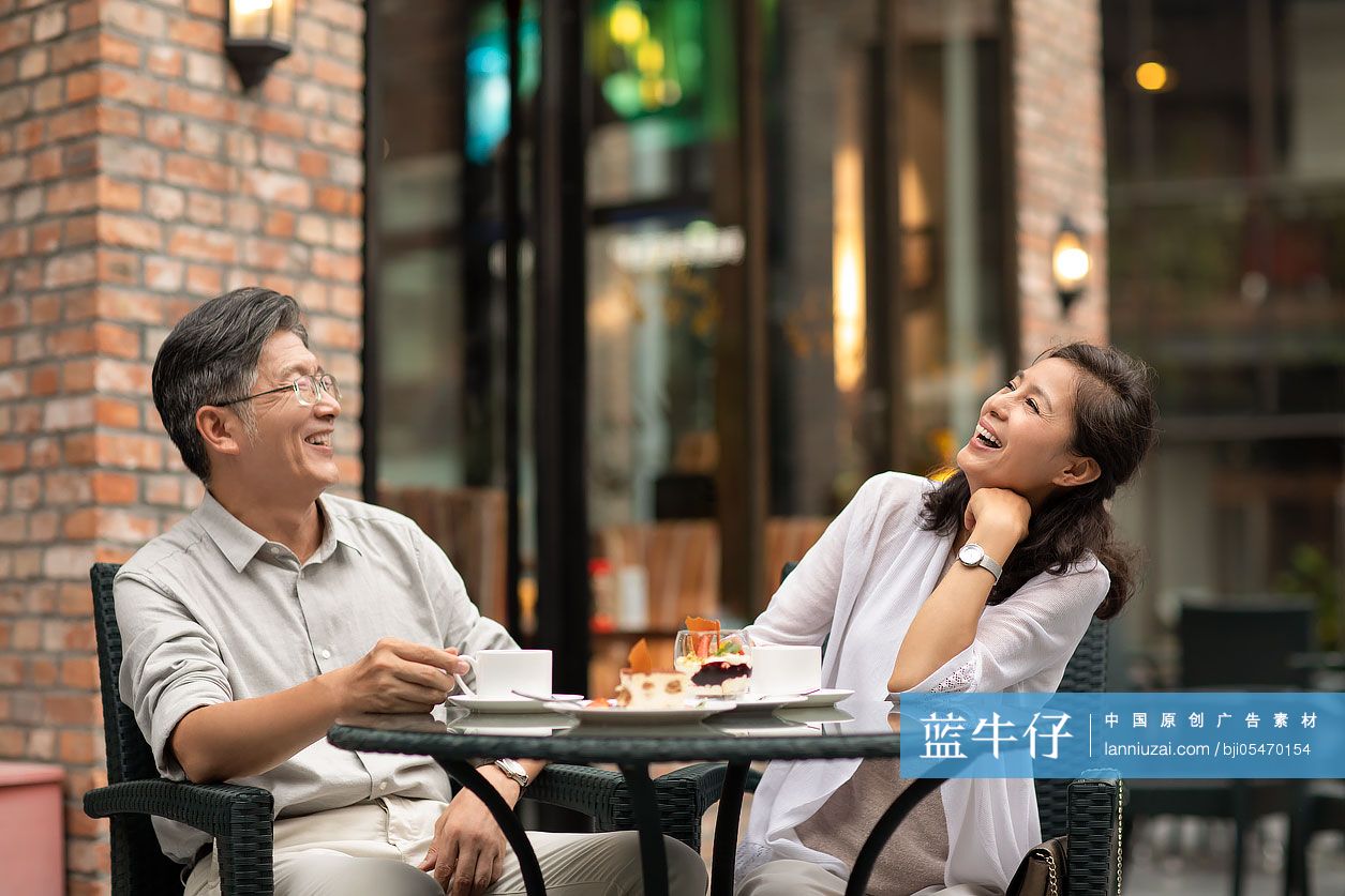 中老年夫妇在咖啡店吃下午茶