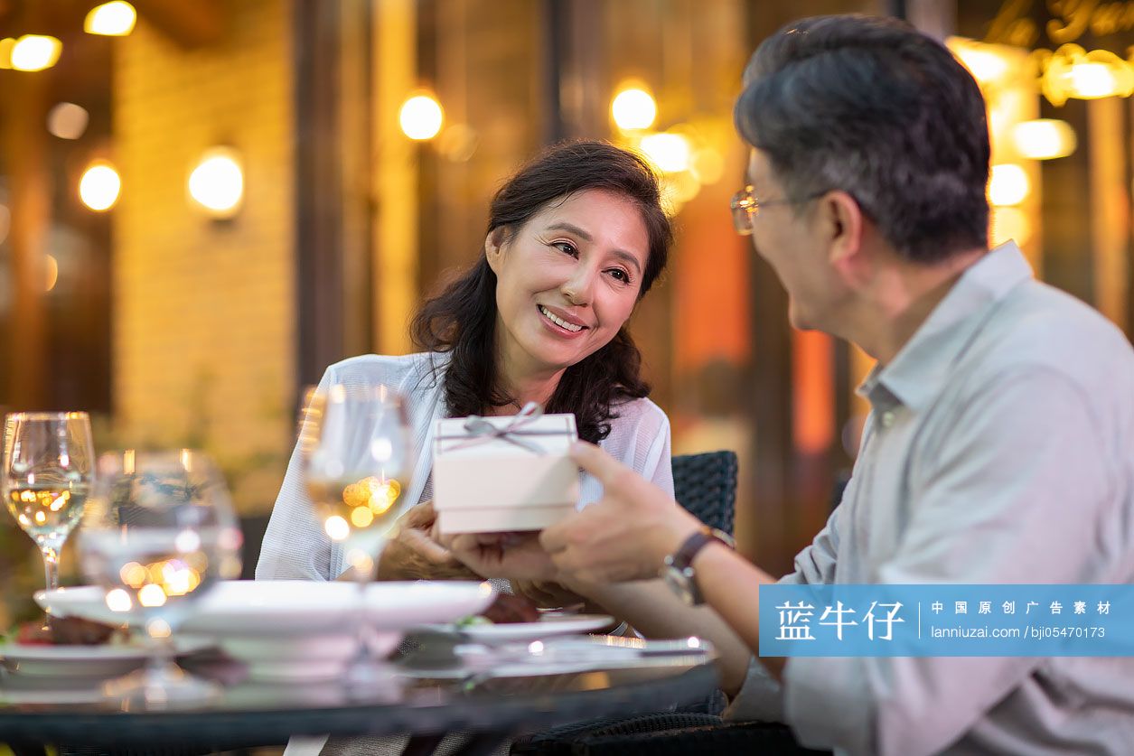 中老年夫妇庆祝结婚纪念日