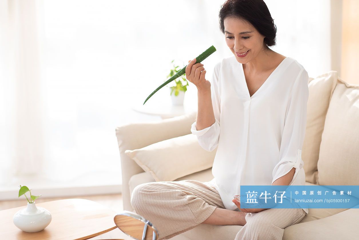 成熟女士使用芦荟胶