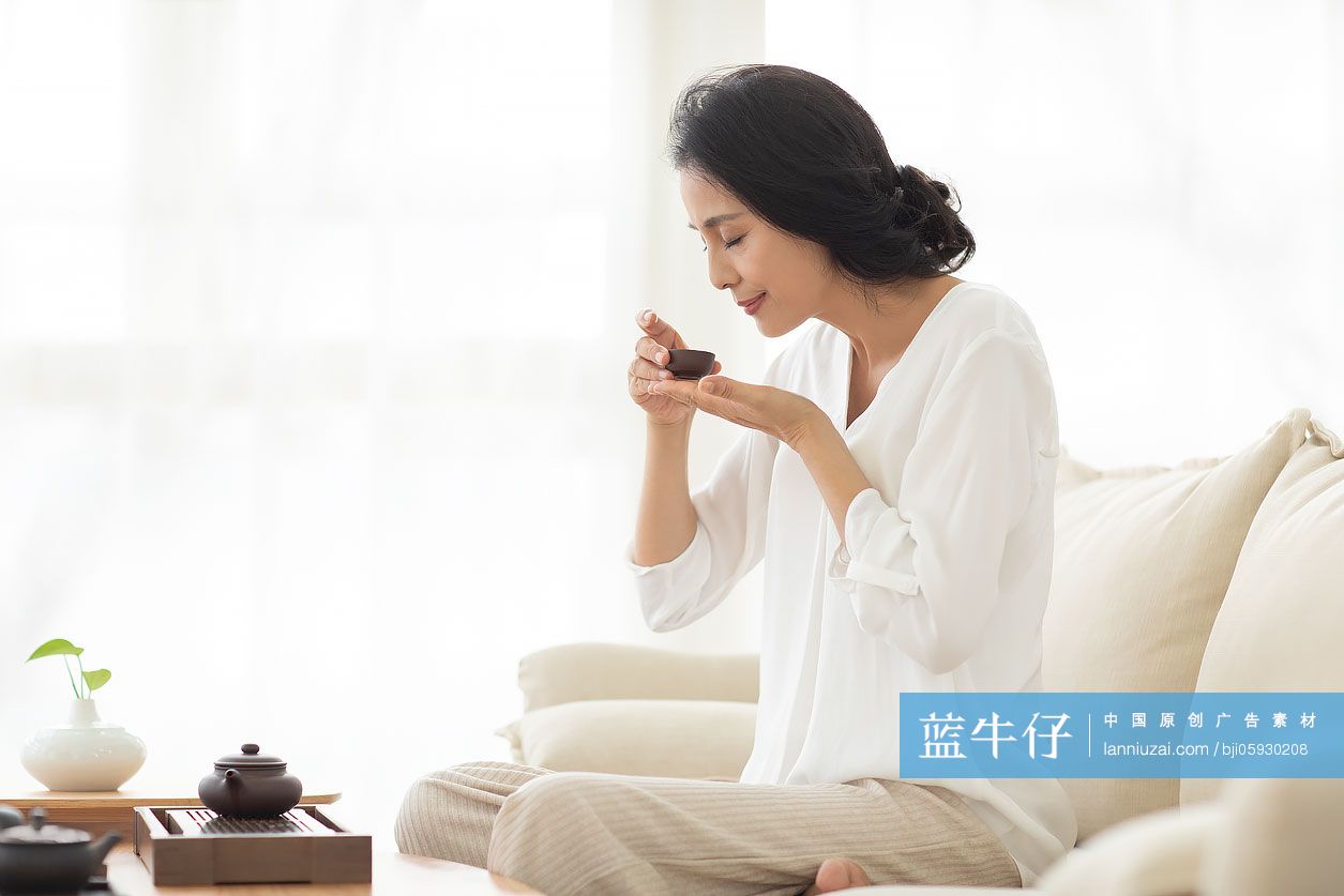 成熟女士在家喝茶