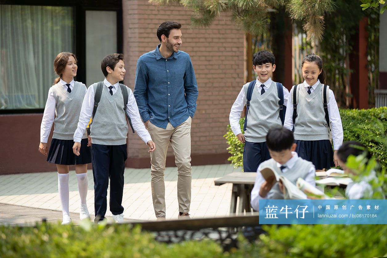 老师和学生在校园里