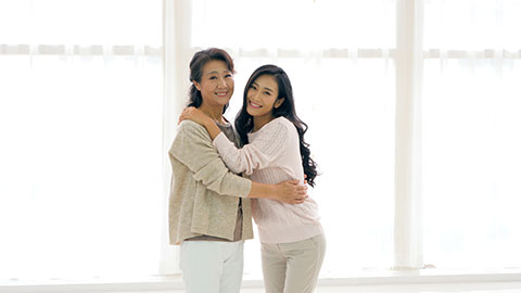 Chinese Mother and daughter embracing in living room,4K