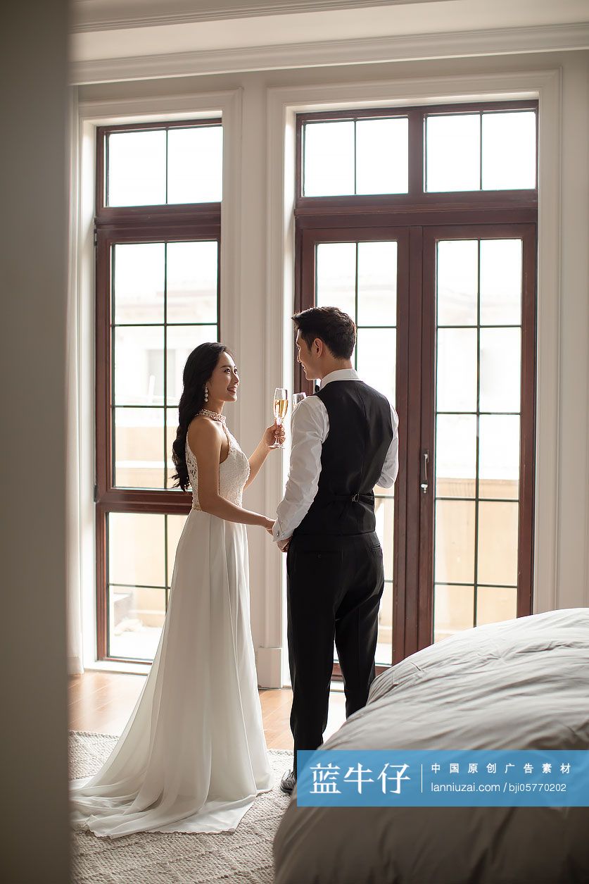 年轻夫妇在家喝香槟