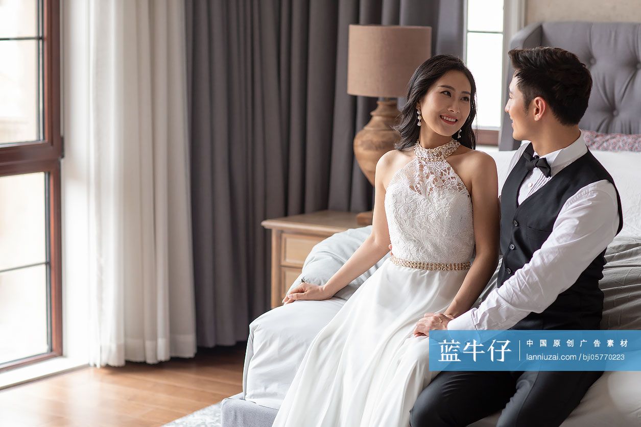 年轻夫妇在卧室共享甜蜜时光-蓝牛仔影像-中国原创广告影像素材