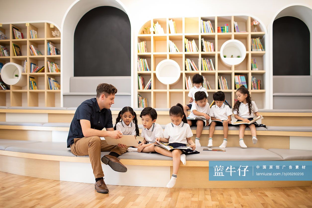 孩子们在图书馆看书