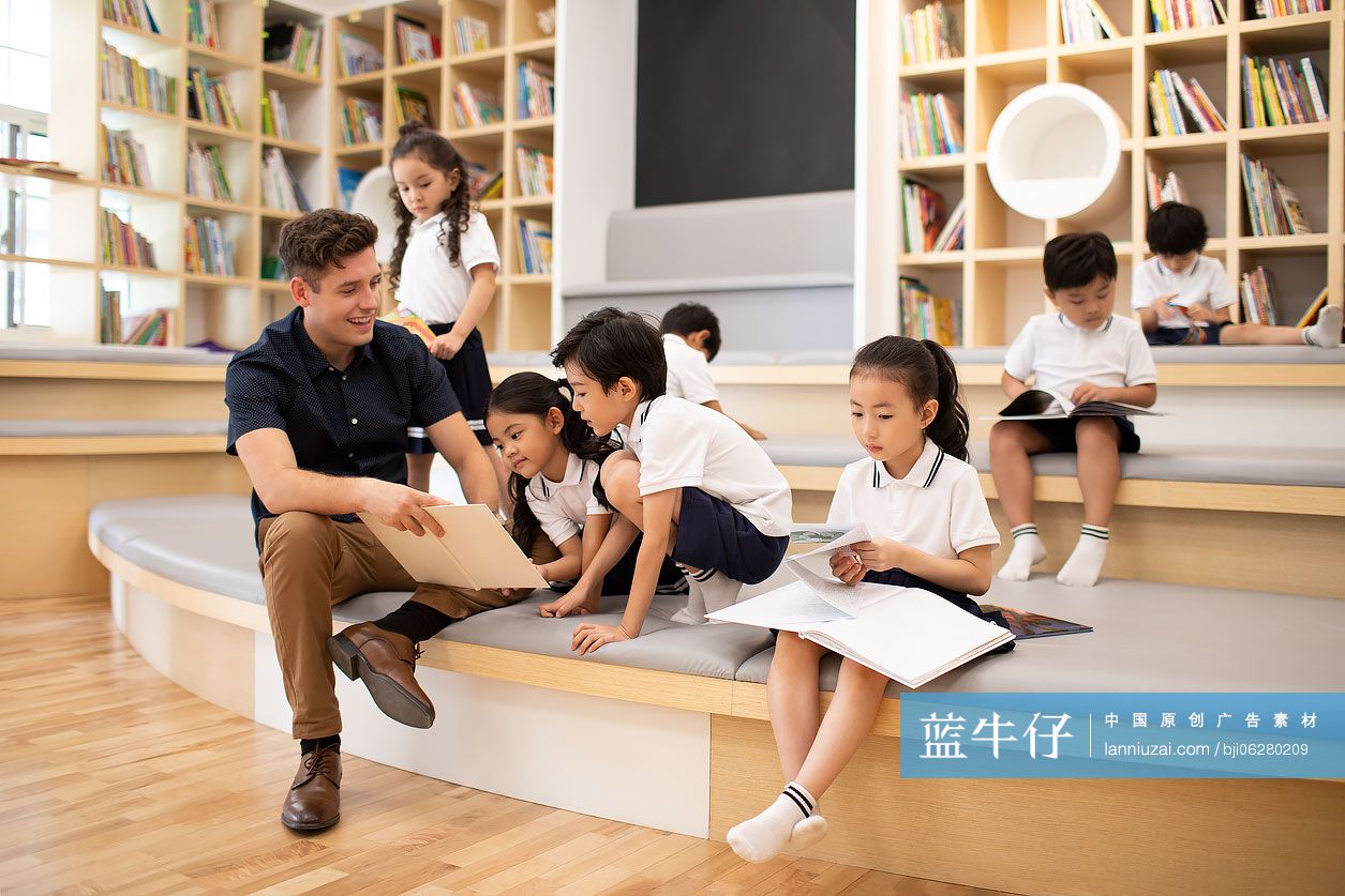 孩子们在图书馆看书